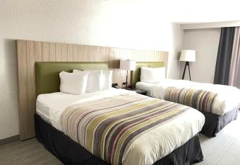 Country Inn & Suites by Radisson, Greenville, NC has rooms with a private hot tub