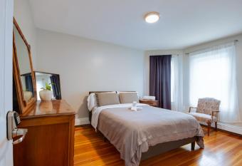 Boston Queen Bedroom allows 18 year olds to book a room