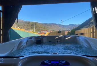    Dans les nuages    has rooms with a private hot tub