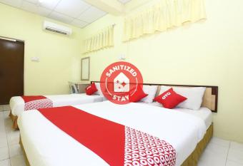 Super OYO 89651 Harmoni Hotel allows 18 year olds to book a room