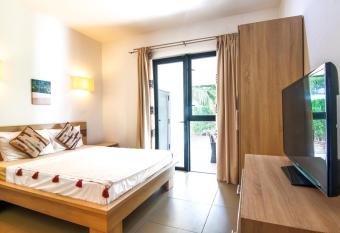 Two Bedroom Apartment with Garden and Pool Access - Azuri Village, Roches Noires allows 18 year olds to book a room