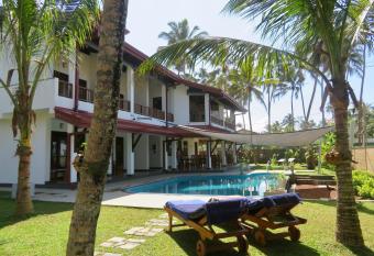 Thoduwawa Beach Villa has Balcony rooms