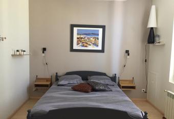 le patio de l oustal allows 18 year olds to book a room