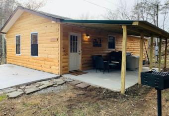 Wild Reindeer 5min From Parkway Hottub Firepit has rooms with a private hot tub