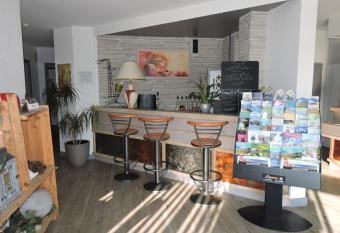 Hotel le Foron allows 18 year olds to book a room