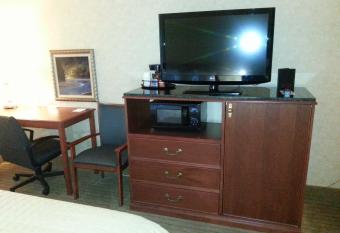 Baymont Inn and Suites Indianapolis South has rooms with a private hot tub
