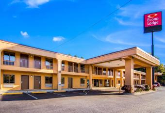 Econo Lodge Atlanta Airport East has Smoking rooms
