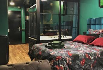 Sevilla Triana Jacuzzi has rooms with a private hot tub