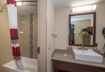 Red Roof Inn Lancaster has rooms with a private hot tub