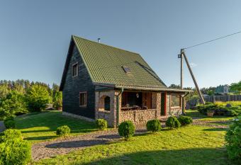 Sodyba  has rooms with a private hot tub