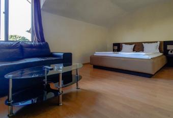 Dolna Bania Hotel has rooms with a private hot tub