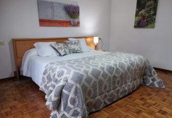 Garden Lodge Hostal Evencio has Balcony rooms