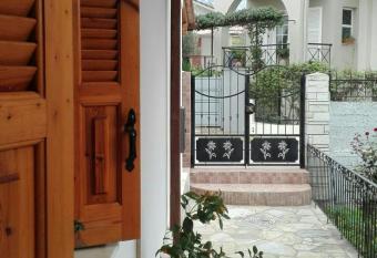 KERASIA S COUNTRY HOUSE has rooms with a private hot tub