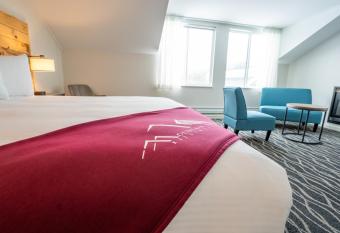 Mountain Inn at Killington has rooms with a private hot tub