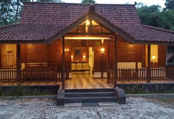 Griya Akbar has Balcony rooms