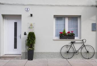 ZONA 30 Bike Guesthouse has Balcony rooms