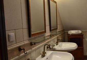 Apartamenty w Dworku Cheval has rooms with a private hot tub