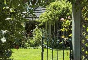 The Summerhouse, Ideal Akaroa location. allows 18 year olds to book a room