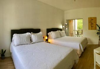 Sweet Spot Studio in PGA Village 2 beds B allows 18 year olds to book a room