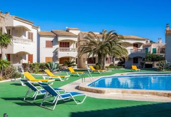 Can Nogueras has Balcony rooms