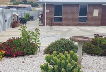 Kadi House - Unit 1 allows 18 year olds to book a room