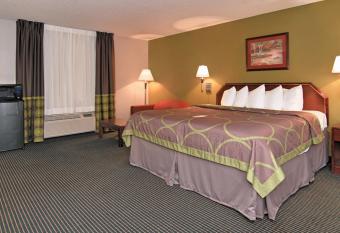 Super 8 By Wyndham Houston/Webster/Nasa has rooms with a private hot tub