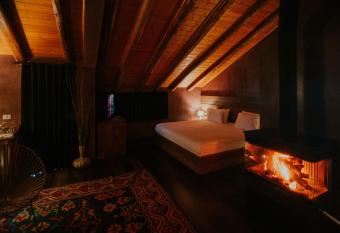 Dim s Hotel & Restaurant has rooms with a private hot tub