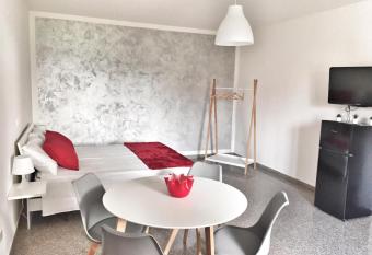 Red Tower Venice - 2 mins from VCE Airport- free Wifi has Balcony rooms