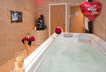 Windermere Boutique Hotel Spa Suites & Hot Tubs allows 18 year olds to book a room