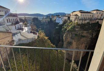 Apartamento Balcones del Tajo 2 allows 18 year olds to book a room