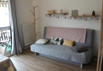 SUPERDEVOLUY STUDIO au 433S allows 18 year olds to book a room