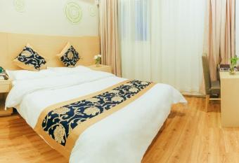 GreenTree Inn Shanghai Fengxian District Nanqiaoxincheng Metro Station Express HotelGreenTree Inn Shanghai Fengxian District Nanqiaoxincheng Metro Station Express Hotel allows 18 year olds to book a room