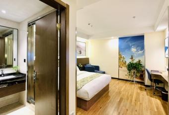 VxWuxi Binhu District Wanda Tourist City Hotel allows 18 year olds to book a room