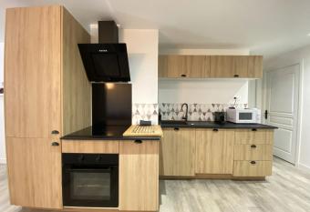 T4 Gambetta Parking-Clim 5-10      GARE/Plage WIFI allows 18 year olds to book a room