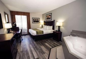 Best Western Paramus Hotel & Suites has rooms with a private hot tub