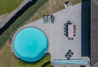 Luxueuse et spacieuse villa avec sauna et piscine has Balcony rooms