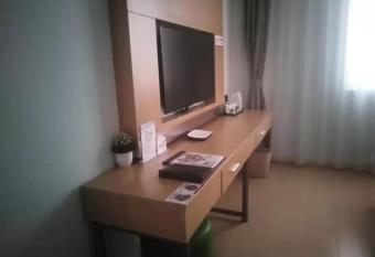 GreenTree Inn Shanghai Jinshan District Wanda Plaza Longhao Road Express Hotel allows 18 year olds to book a room