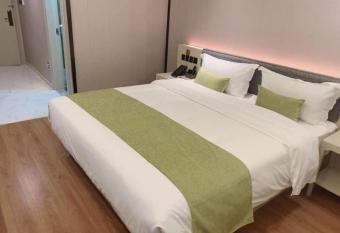 Gya Jiaxing Pinghu City Wuyue Square Shengli Road Hotel allows 18 year olds to book a room
