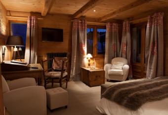 Chalet-H  tel Les Cimes has rooms with a private hot tub