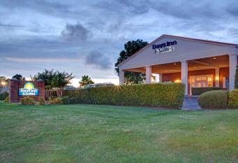 Days Inn & Suites by Wyndham Collierville Germantown Area has Smoking rooms