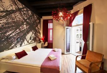 Art Hotel Like allows 18 year olds to book a room