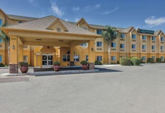 La Quinta Inn & Suites by Wyndham Tulare allows 18 year olds to book a room