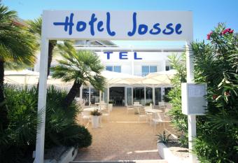 H  tel Josse has Balcony rooms