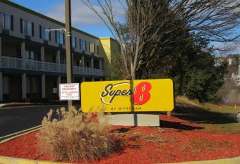 Super 8 by Wyndham New Cumberland has Smoking rooms
