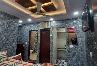 Aggarwal hotels & guest houses lajpat nagar luxury stay in independent flats with attached kitchen washroom and balcony cal 92121 ,74700 has Balcony rooms