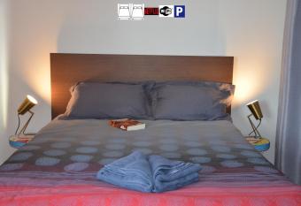 Tr  s beau studio proche de Disneyland et de Paris allows 18 year olds to book a room