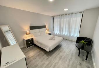 D.A.U. Centro Parking Opcional allows 18 year olds to book a room