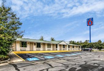 Motel 6 Atlanta Airport-Union City allows 18 year olds to book a room