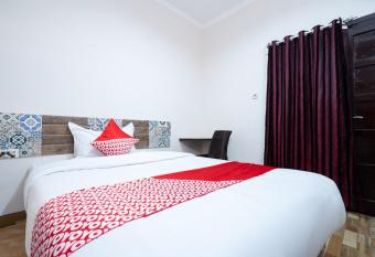 Super OYO 2285 Art Guest House Syariah allows 18 year olds to book a room