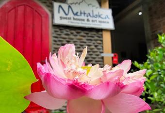 Mettaloka Guesthouse has Balcony rooms